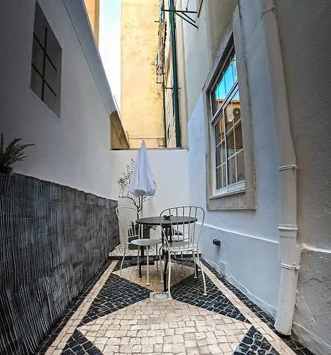 Entre O Carmo E A Trindade Lisboa