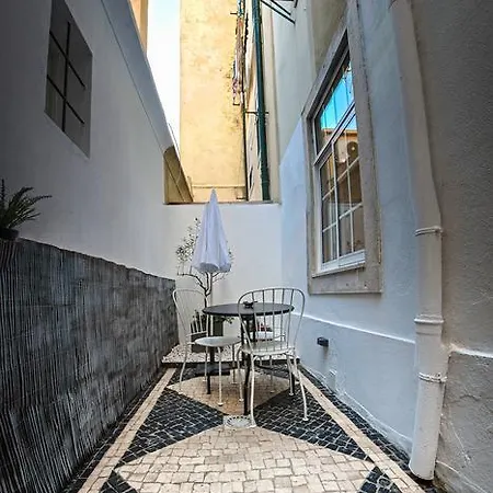 Entre O Carmo E A Trindade Lizbona