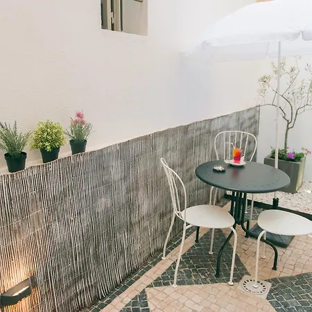 Entre O Carmo E A Trindade * Lisboa